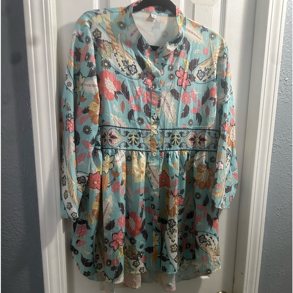 Olivia Mark – Floral Print High Low Hem Button Down Shirt - Picture 2 of 3